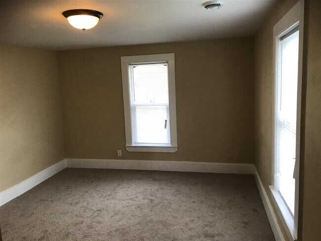 Foto del edificio - 614 1/2 MacFarlane Rd