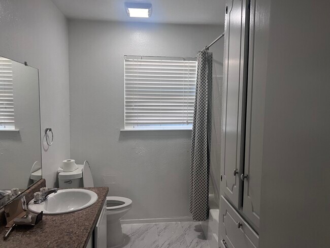 Building Photo - 723 Koen Ln