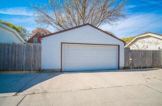 Building Photo - 2302 E Morgan Ave