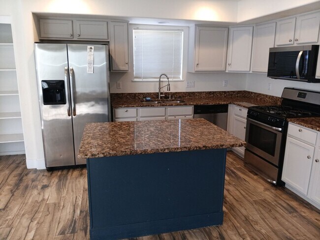 Building Photo - 3 Bedroom, 3 Bathroom Home! Schedule a Showing Today!