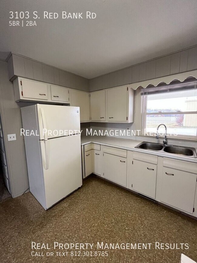 Building Photo - 5 bedroom/2 bath Farm house West side!