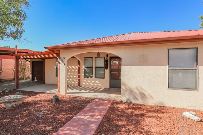 Building Photo - 3 Bedroom 1 Bathroom