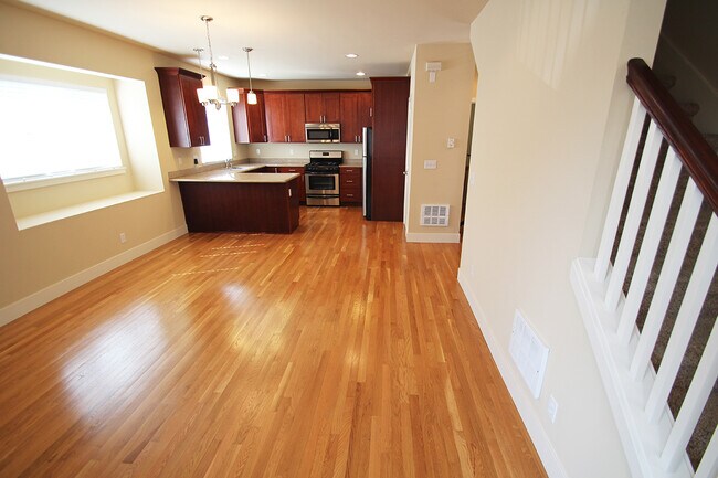 Foto del edificio - LUXURY 3 BED, 3 BATH SEATTLE TOWNHOME FOR RENT; AVAILABLE NOW!