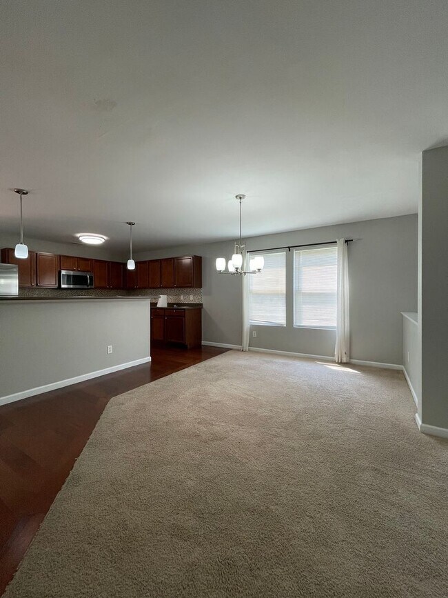 Foto del edificio - Four Bedroom Home in Applegate Neighborhood