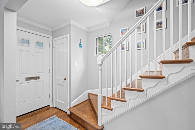 Building Photo - 5333 Saratoga Ave