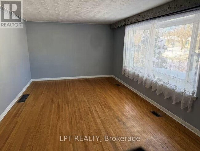 Building Photo - 520 Lynett Crescent