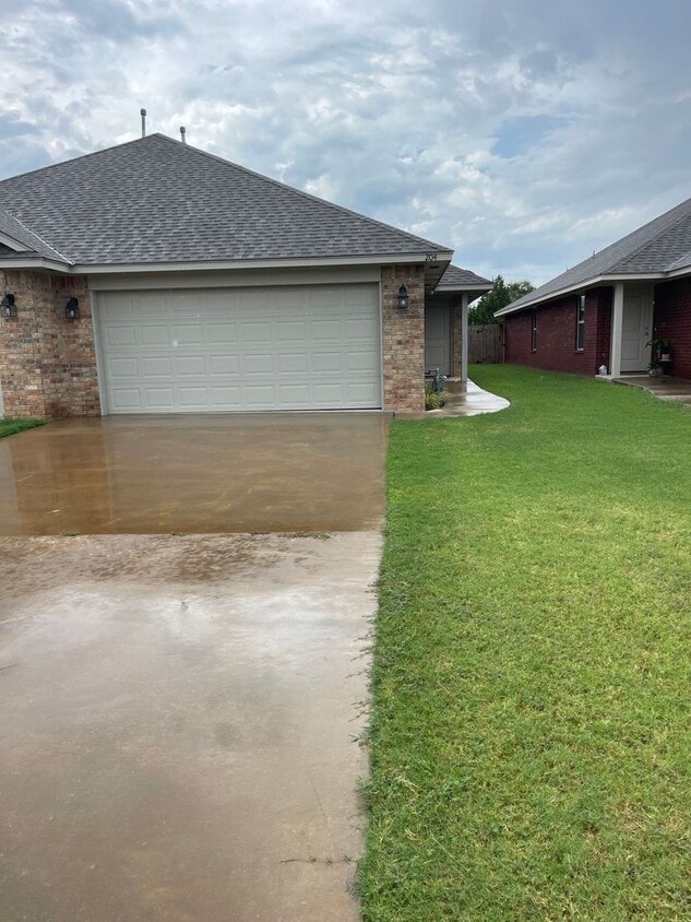Primary Photo - 3 bedroom, 2 bathroom, 2 car garage