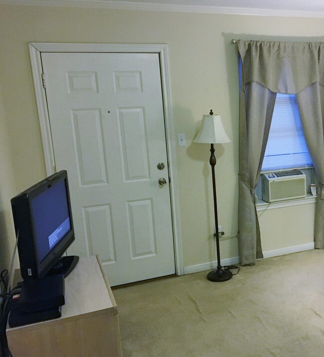 Building Photo - 1406 W April Villa