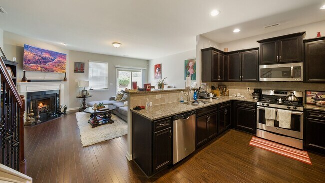 Foto del edificio - Stylish and Spacious 3bd/2.5ba Townhome w/ Garage in SE Durham!
