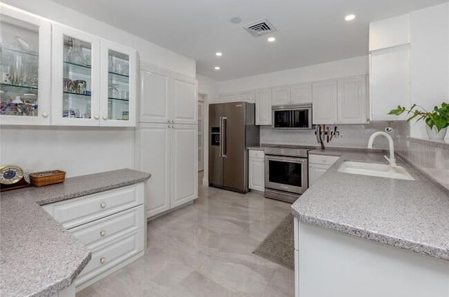 Building Photo - 396 Bayshore Dr