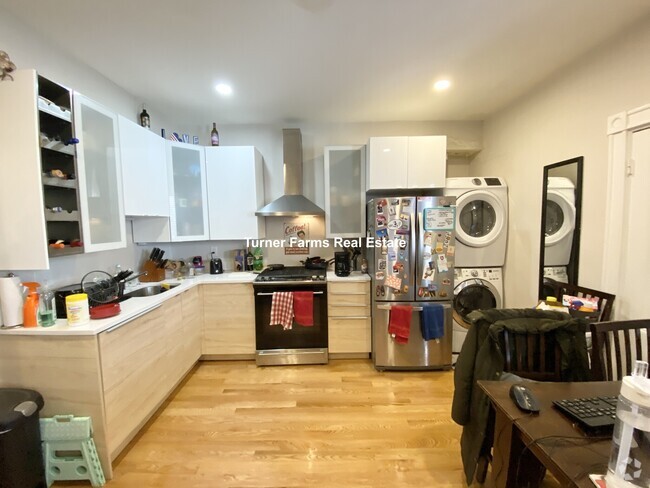 Building Photo - 109 Buttonwood St