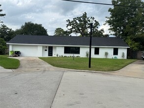 Building Photo - 6 Pom Ct