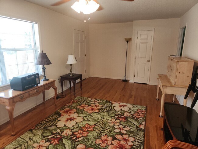 Building Photo - Charming 3-Bedroom Home with Spacious Layo...