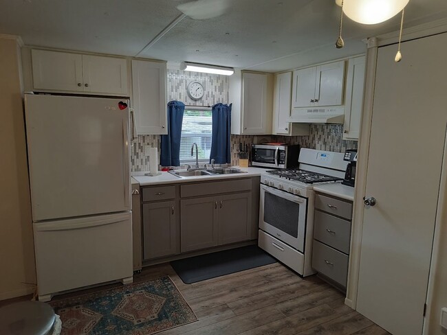 Building Photo - 2/2 Seasonal Mobile Home for rent in Flori...