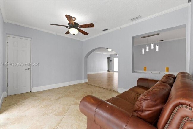 Building Photo - 4 bedroom in Hollywood FL 33024
