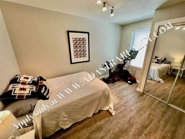 Foto del edificio - Beautiful 2 Bed 2.5 Bath Townhome Near The...
