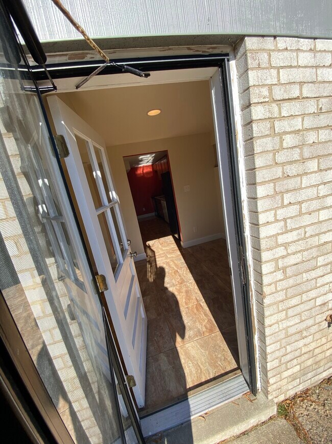 Building Photo - 10411 Floral Dr