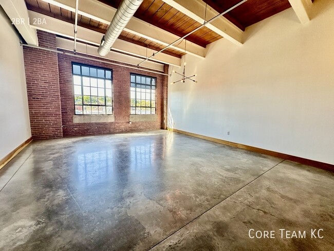 Building Photo - Two Bedroom Lofts in the Crossroads!
