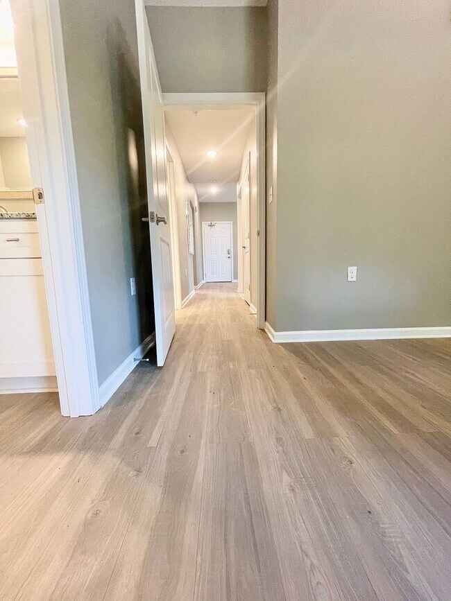 Foto del edificio - **Summer Leasing Promotion at Turtle Creek**