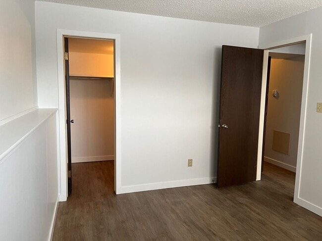Building Photo - 2 Bed 1 Bath Unit in Red Deer, AB