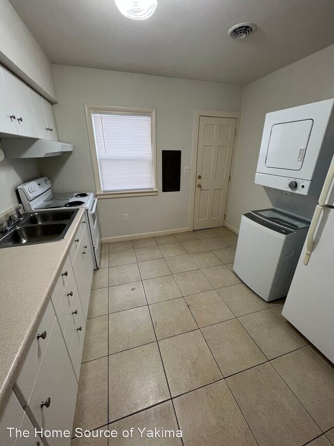 Building Photo - 2 br, 1 bath House - 706 N 3rd Street #D