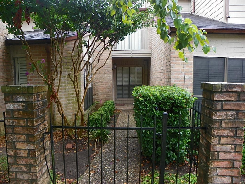 Primary Photo - 13455 Parkway Blvd