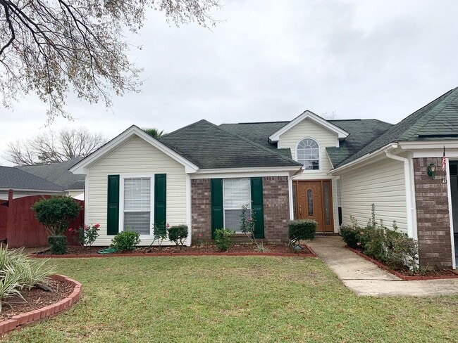 Building Photo - 3 bed 2 bath