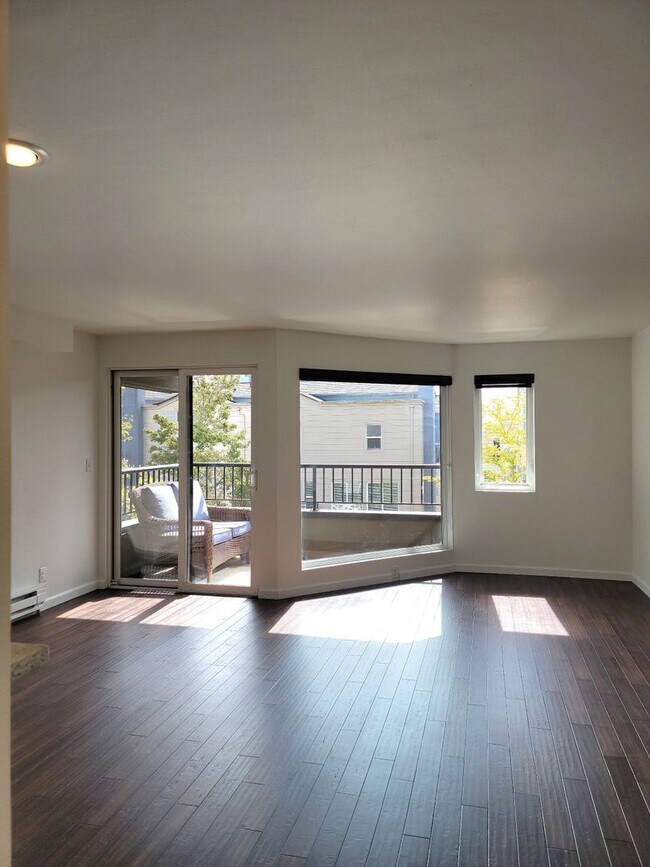 Building Photo - Amazing lower Queen Anne 2-story 2 bed/1.5...
