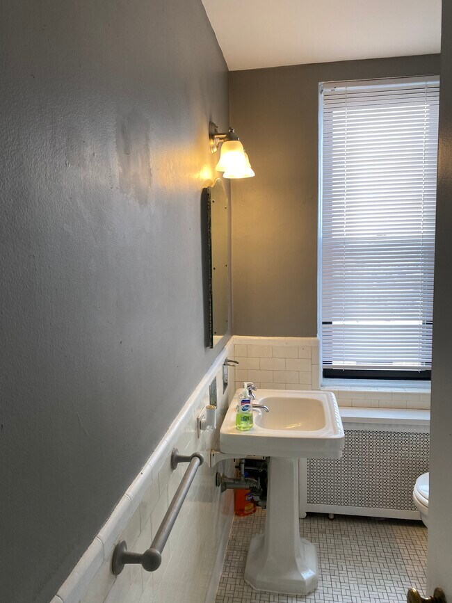 Bathroom - 2000 N Lincoln Park W