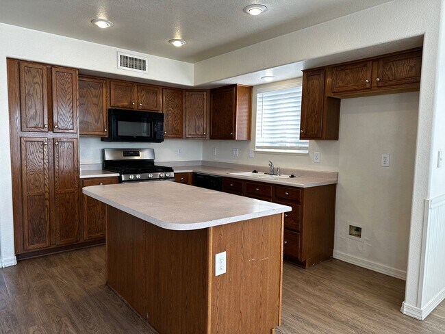 Building Photo - Great Corner Lot 4 Bedroom 2.5 Bathroom Ho...
