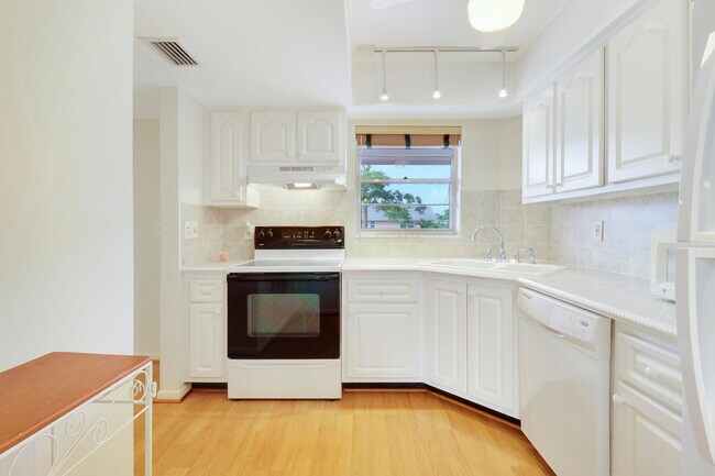 Building Photo - 18081 SE Country Club Dr