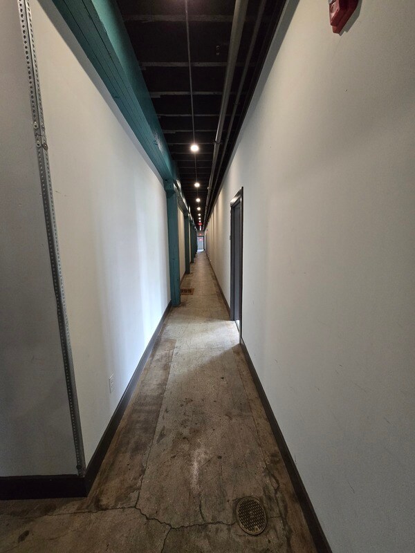 Building Photo - 123 Pine St