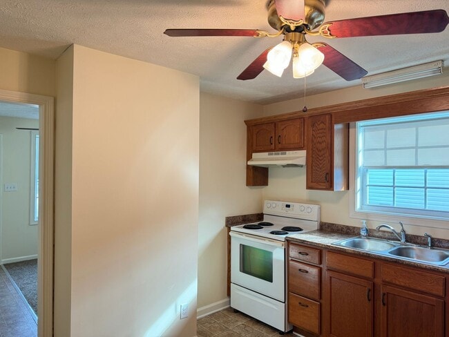 Building Photo - Charming 2 bdr/1ba (could be 3bdr) Close t...