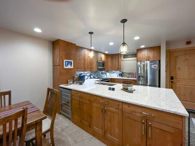 Foto del edificio - Walk to Town, Overlooking Carter Park, Garage Parking - Updated 2 Bed/2 Bath Available Now for Sk...