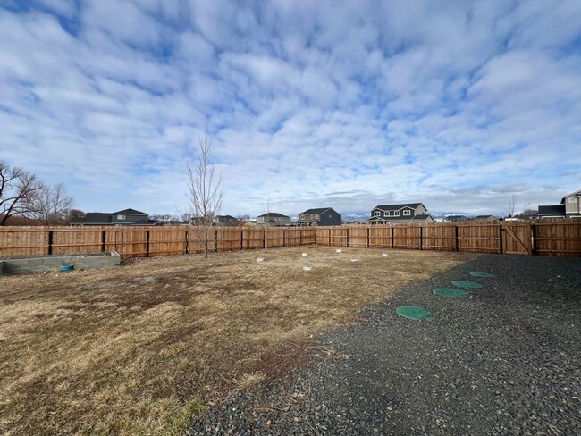 Building Photo - Spacious Pet Friendly Home with Fully Fenc...