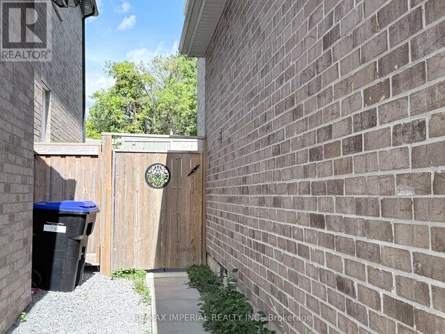 Building Photo - 179 Chelsea Crescent