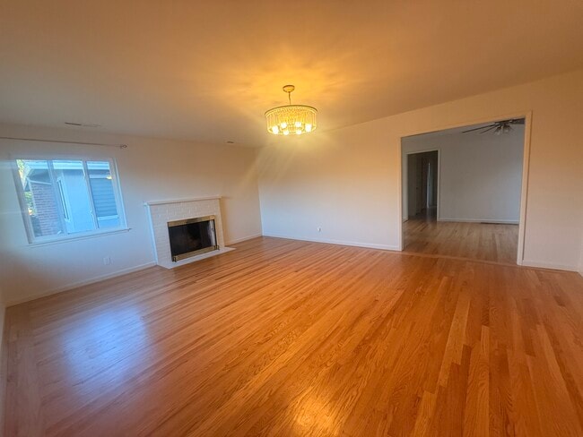 Building Photo - 212 E Hemlock Ave