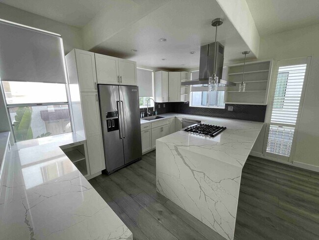 Foto del edificio - COMPLETELY UPDATED SHERMAN OAKS TOWNHOME!