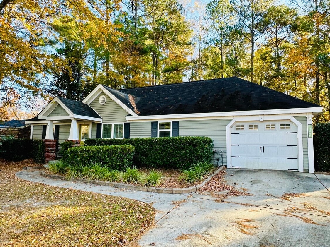 KINGS GRANT - Three bedroom/two bathroom home located within minutes to I40, MLK Parkway and Down... - KINGS GRANT - Three bedroom/two bathroom h...