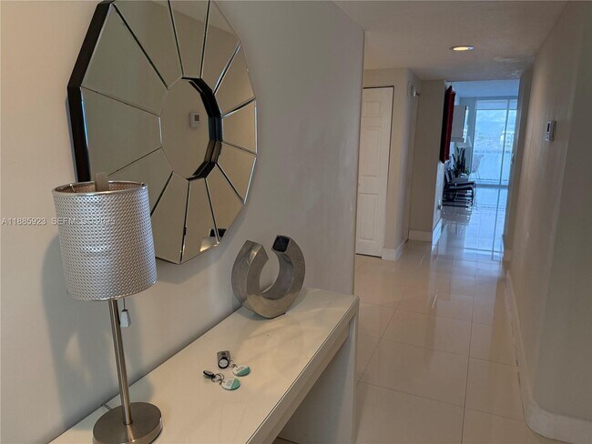 Foto del edificio - 17050 N Bay Rd