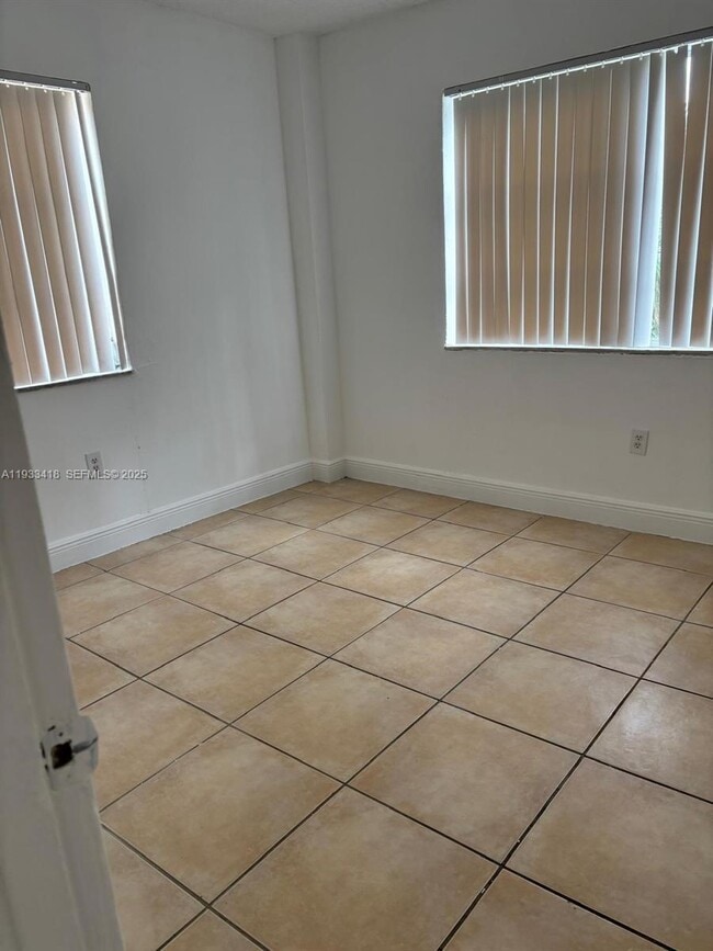 Foto del edificio - 1821 NE 168th St