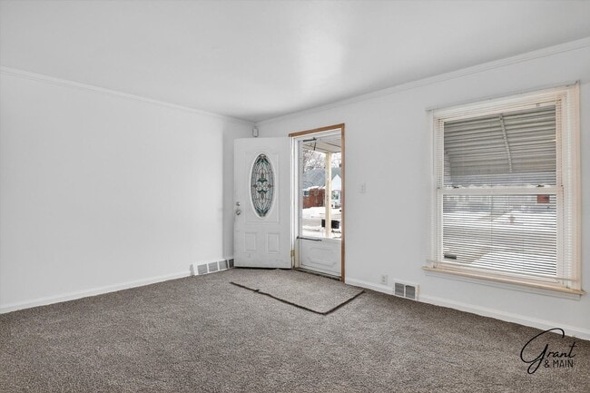 Building Photo - $1300 3 bedrooms