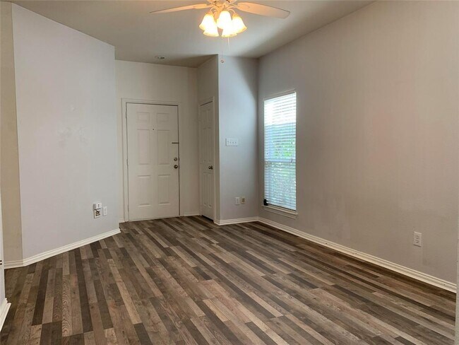 Foto del edificio - 9860 Birch Dr