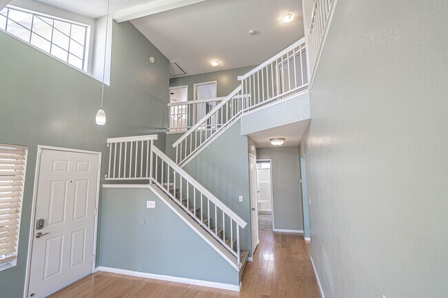 Building Photo - 5 Bedroom Home with Pool in Palmdale.