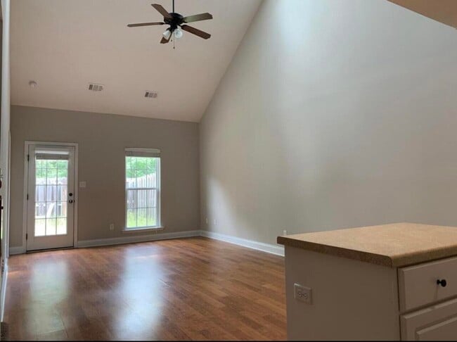 Building Photo - 834 Landing Dr