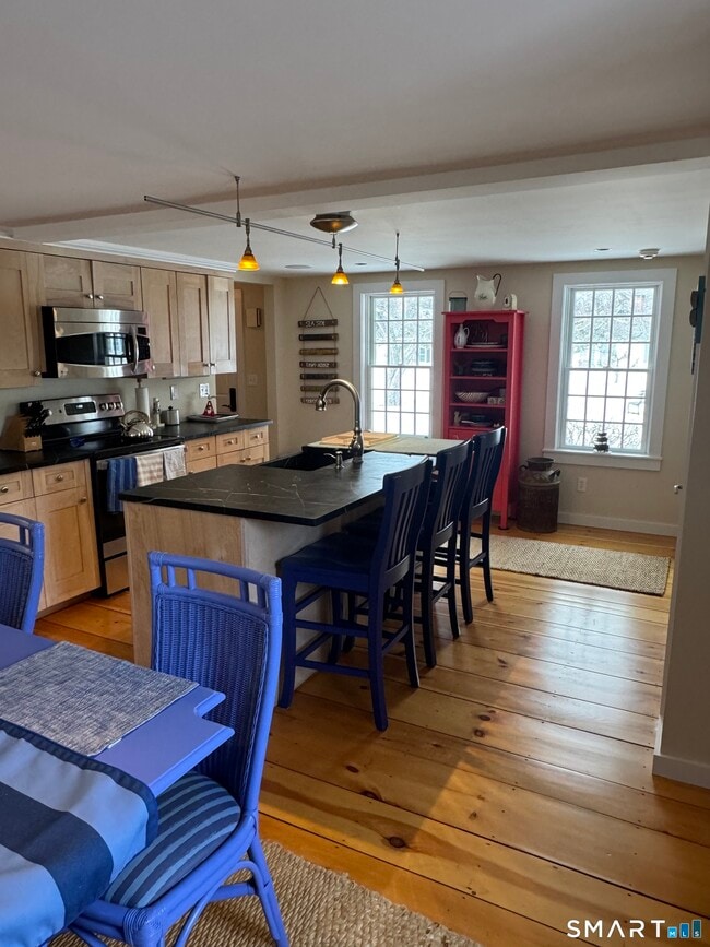 Foto del edificio - 84 Waterside Ln