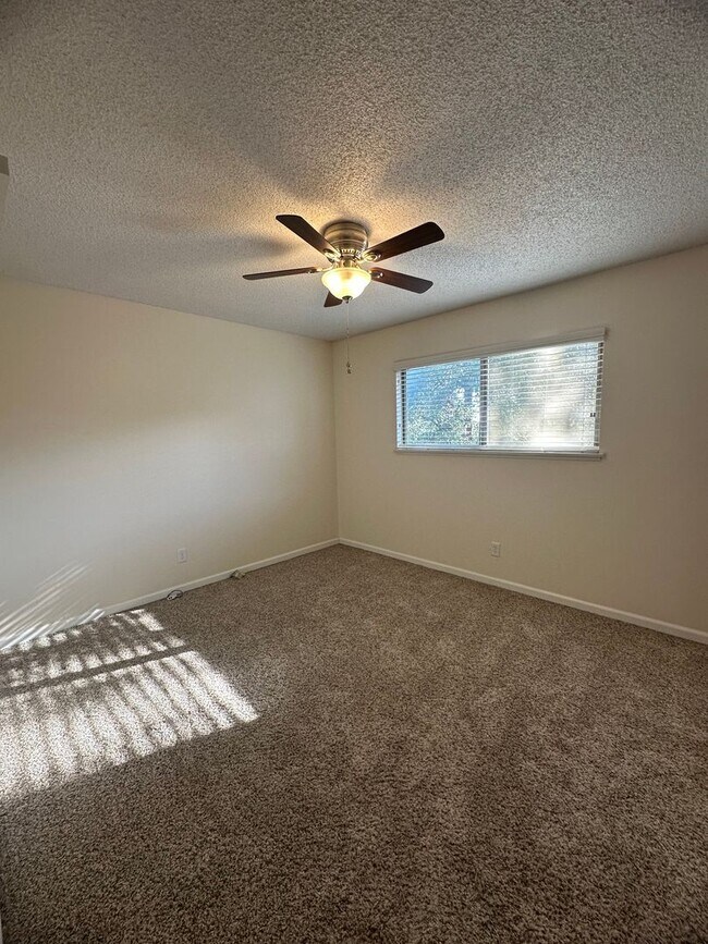 Foto del edificio - 3 BED 2 BATH UPDATED ENTERPRISE HOME WITH LARGE DECK