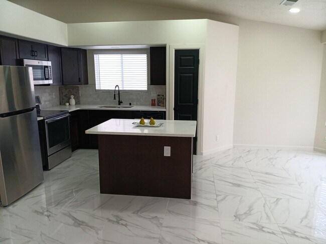 Building Photo - 4 Bedroom, 2 Bathroom! Lovely Home!