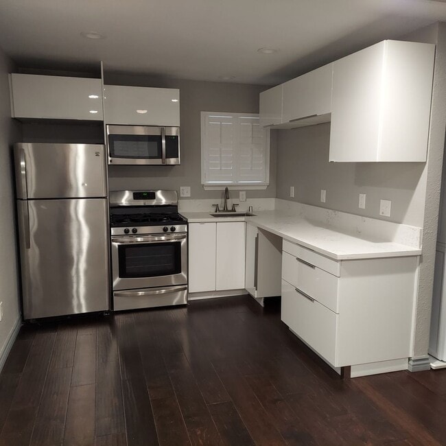 Foto del edificio - Charming 2bedroom, 2bath home, Like New near Land Park Area and City College.