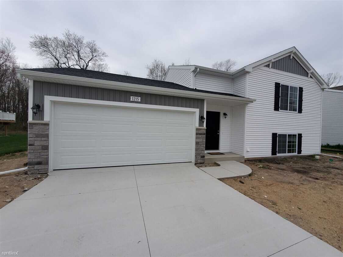 Foto principal - 3 br, 2 bath House - 1215 Chapel Hill Dr